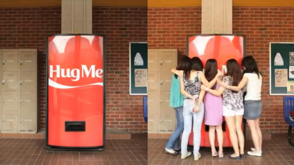 可口可樂推出「Hug Me擁抱機」紅遍校園  非一般汽水機用一個擁抱換一瓶免費可樂