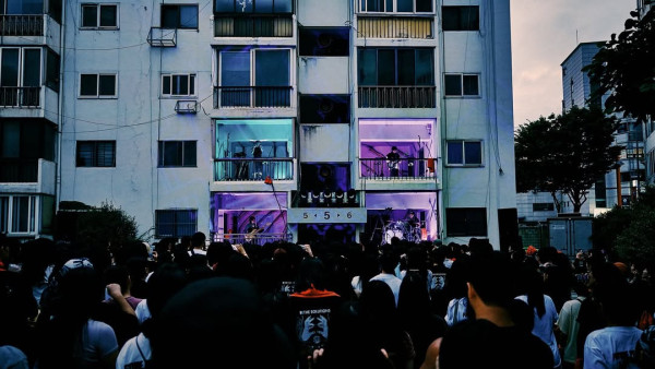住宅區辦演唱會？韓國樂隊破天荒將公寓露台化身搖滾舞台  粉絲近距離欣賞氣氛正過紅館！