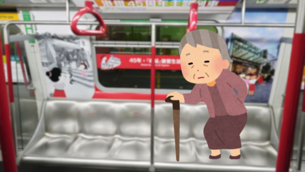 港女讓座遇精靈婆婆好窩心！故意做2件事「報答」事主！網民激讚：婆婆好可愛