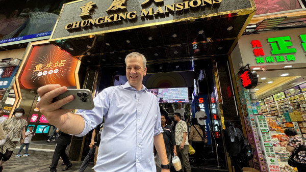 美駐港澳總領事卸任前夕遊重慶大廈 體驗「線面」歎印度奶茶