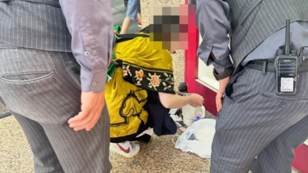 窮遊香港？內地大媽商場「偷電」踎街邊煲糖水惹議：文明限制想像力