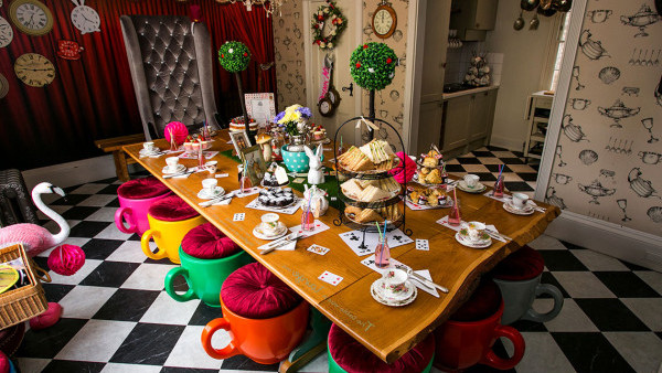 進入夢幻世界！英國5層獨棟《愛麗絲夢遊仙境》主題住宿 最多可16人入住、人均低至$241起