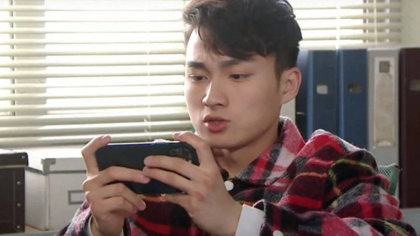 港人失業去圖書館「扮工」自爆日日去打機享免費充電食水