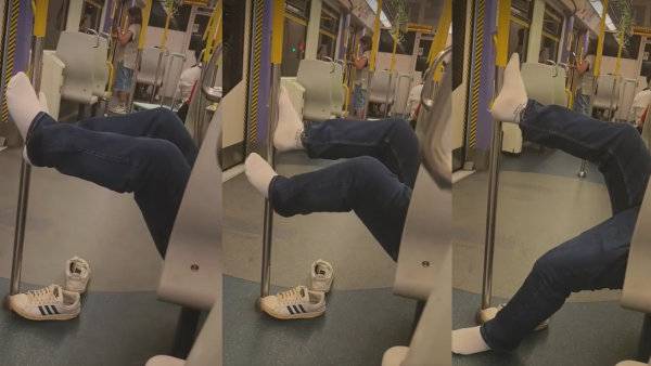 扶手變「扶腳」輕鐵乘客除鞋用腳摩擦扶手！網民怒轟無公德心