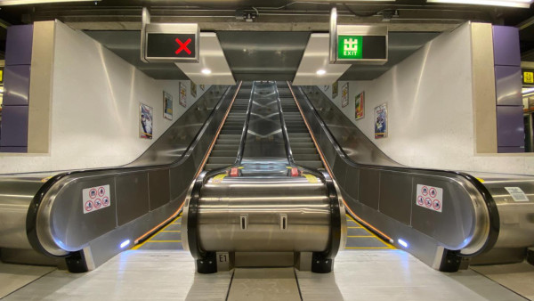 長裙攝港鐵扶手電梯！港女親述驚險一刻用1方法脫險‎ 熱心途人伸緩手解困