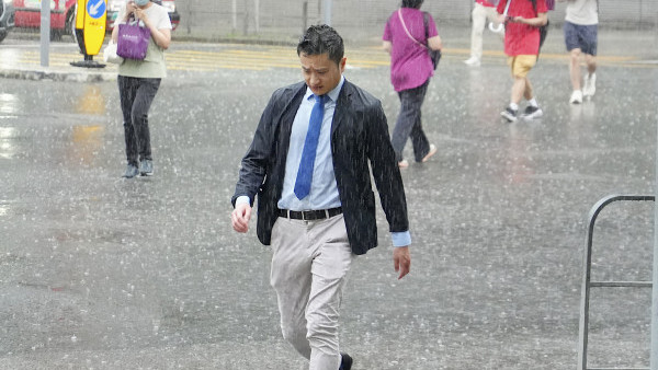 打工仔湧天文台FB鬧爆遲掛紅雨批有「時差」：一出門口濕哂