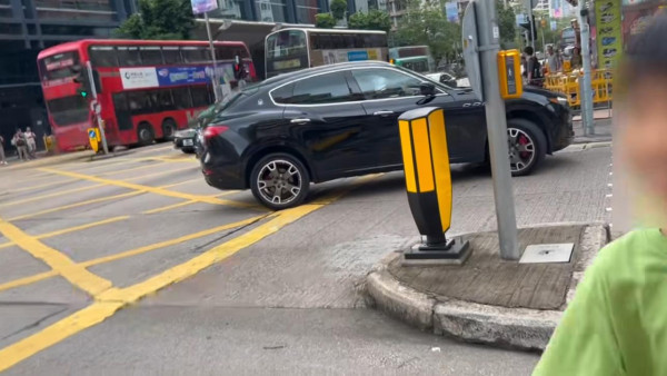 深水埗中港車行人路U型轉彎！網民批粵車南下帶來「馬路炸彈」：超危險 