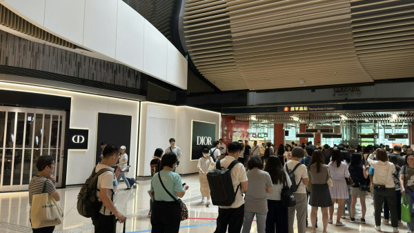 將軍澳綫受阻！打工仔港鐵站內外排長龍逼入商場：塞到入唔到