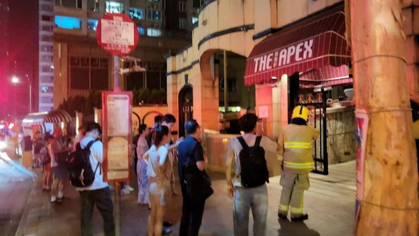 13歲男童拼多多購入「煙霧彈」葵涌雍雅軒走廊冒煙近300人需疏散