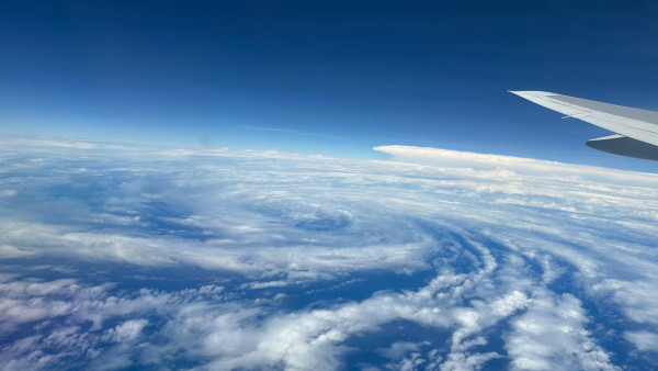 萬米高空奇遇！天文台主任直擊范斯高風暴中心！螺旋雲帶清晰可見！