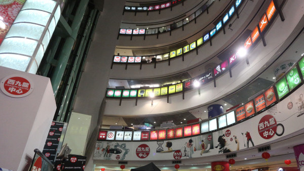 西九龍中心Food court獲讚「世界級」旅遊景點？港人意見兩極：張櫈就係