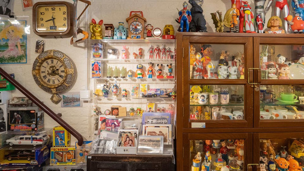 香港4大懷舊玩具店！打卡50年代復古玩偶/昭和風木雕/舊式收音機