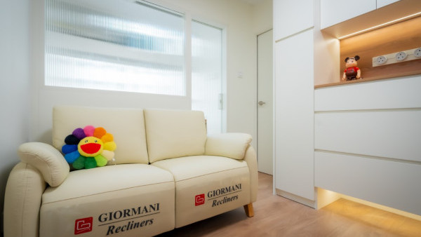 葵興401呎居屋變3房奶油原木居！客廳1招慳位設計長虹玻璃採光