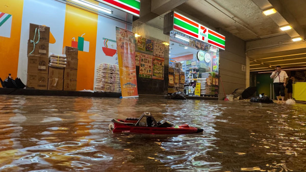 黑雨水浸｜愛民村暴雨下浸到變池塘！居民苦中作樂玩電子艇引圍觀