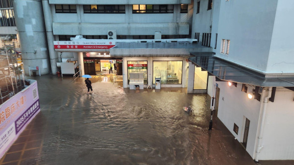 黑色暴雨瑪麗醫院水浸急症室服務受影響！動用強力排水機械人處理  留言：咁高都浸？