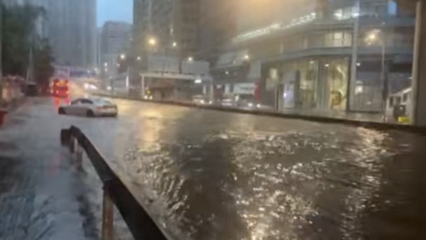 黑雨水浸｜荃葵青多處洪水爆發 現急流巴士飛站唔落客