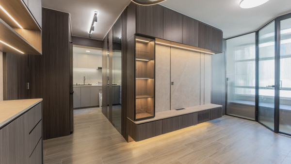 慈雲山433呎殘舊居屋裝修大翻新！高級黑灰木質設計變現代型格蝸居