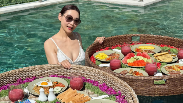 47歲楊卓娜罕有大派美魔女福利圖！低胸泳衣震撼騷身材嘆漂浮早餐