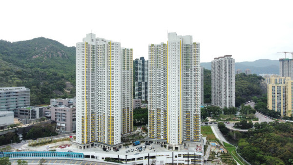 青衣綠置居稱住戶窗邊「窺看」鄰居被投訴？網民激辯：你唔望我點知我望你