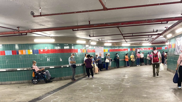 大埔行人隧道清晨排長龍！老人家企定定霸位只為1免費物品？