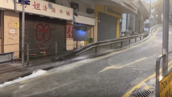 暴雨水浸西環山道變激流？兩週內4次黑色暴雨 網民：坐低就係水上樂園