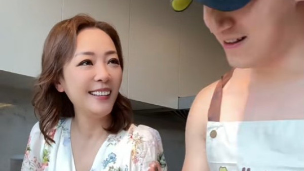 56歲郭少芸叫半裸猛男上門煮飯開餐 極猴擒狂摸肌肉藏不住真實表情反應