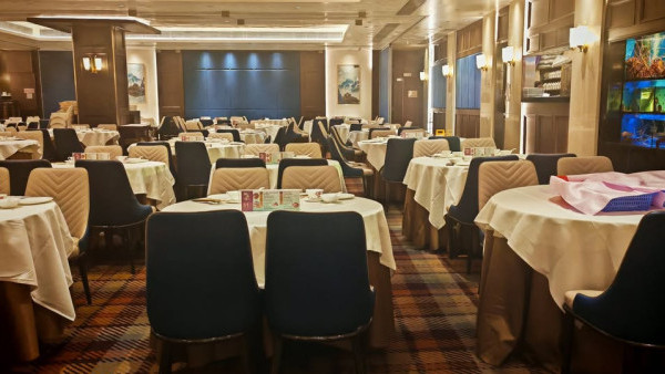 酒樓晚市清一色吉檯似「包場」？港男嘆經濟差惹熱議！網民反駁：中式酒樓已過時 