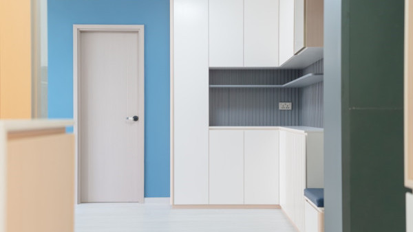 居屋空間改造！藍田541呎單位獨家裝潢設計具質感：活力藍牆配木質傢俬