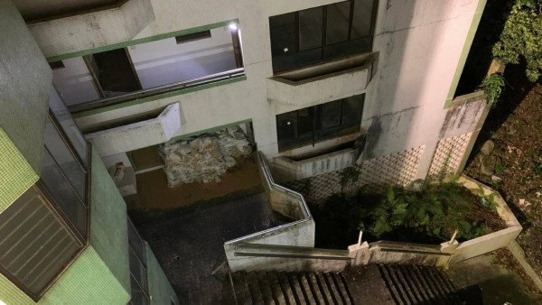 探險者深夜直擊！灣仔荒廢34年「鬼屋」未曾入伙 驚見屋苑內竟有人？
