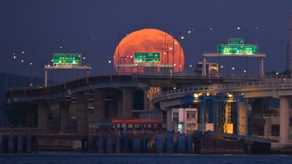 本港罕現橙紅色巨型月亮！天文台拆解「月亮錯覺」附拍攝貼士
