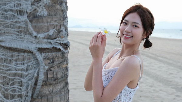 25歲游嘉欣一反常態罕晒泳衣照開邪惡大窿 身材二度發育眼前一亮：太犯規！