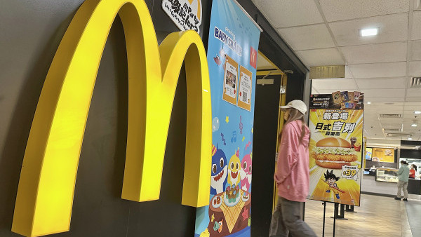 麥當勞用餐被逼讓座？獨自坐卡位遭一家4口催離座：食完未我地要坐