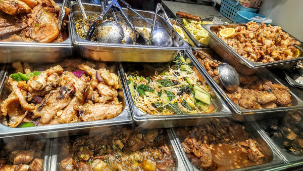 全港8間排長龍兩餸飯推介！最平$20有交易 必食炒蟹海鮮