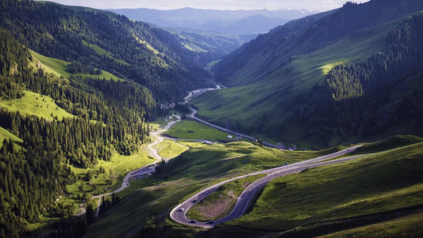 新疆18人旅行團遇車禍一死三傷 勝景遊：當日4人一車獨庫公路遊覽