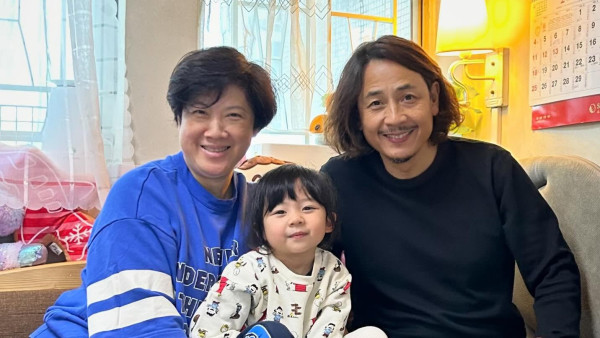 58歲黃澤鋒老婆平安誕下第二胎囡囡 IG報喜父女溫馨抱BB：黃妃與貴妃