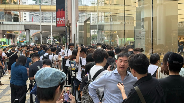 iPhone 17系列開賣！尖沙咀廣東道Apple大排長龍、市民湧現旺角先達