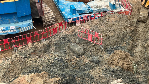 鰂魚涌濱海街驚現二戰時期炸彈 警方凌晨拆彈今晚11時前疏散6000人