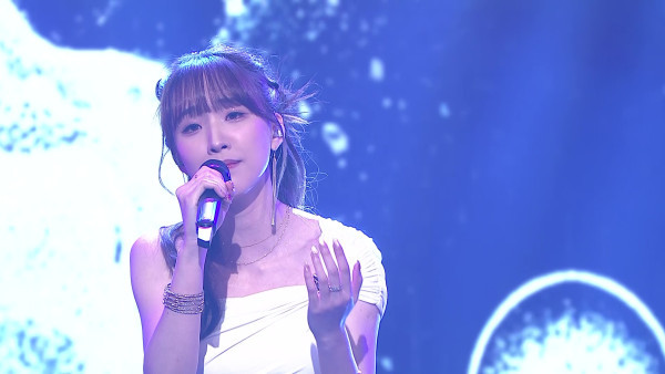 聲秀｜甄敏芳Jenny白色貼身高衩裙晒弗到漏身形 自揭「唱完個心即刻唔跳」嚇窒全場