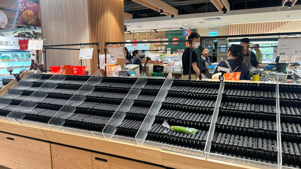 颱風樺加沙｜記者直擊各區搶購潮！街市逼爆 超市麵包店貨架清空 得一蔬菜無人吼？