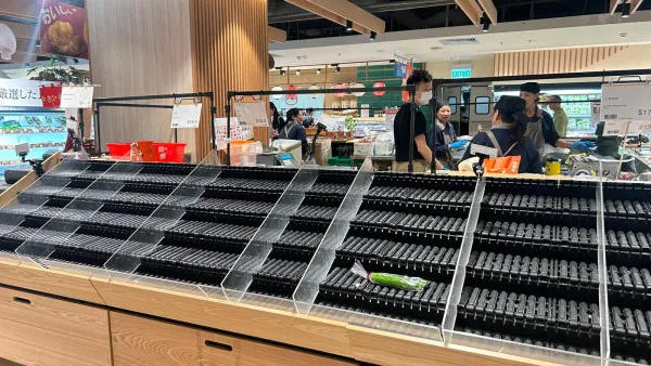 颱風樺加沙｜記者直擊各區搶購潮！街市逼爆 超市麵包店貨架清空 得一蔬菜無人吼？