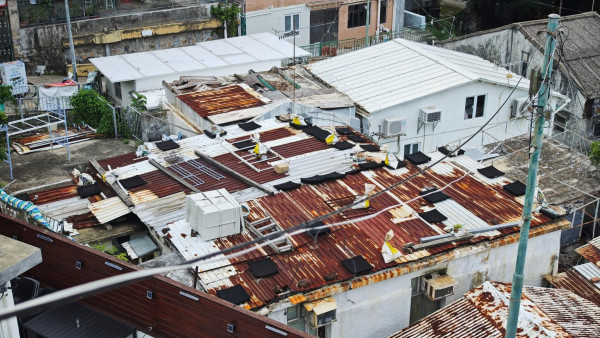 樺加沙12級颶風料直吹長洲！天文台預料離岸最高級別「極巨浪」居民嚴陣以待！沙包壓鐵皮屋頂