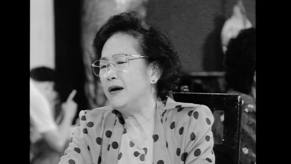 黎宣離世｜超強颱風下黎宣設靈提早出殯 二女透露母親遺願 姪女黎姿致送花牌