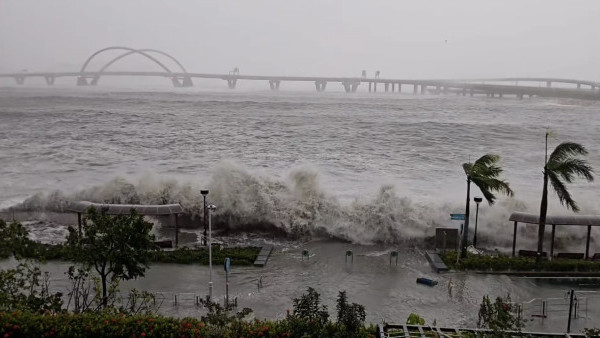 颱風樺加沙｜全港各區現恐怖風暴潮！長洲沙灘遭海水淹沒、貨櫃屋跌落海網喊似海嘯