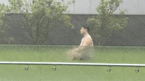 十號風球下「修煉高人」現身調景嶺？暴風雨下草地打坐引熱議！網民轟：同今朝海邊似同一人