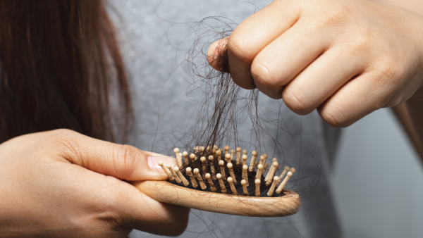 每日都甩頭髮？醫生警告代表身體在求救！3大跡象預示壽命長短