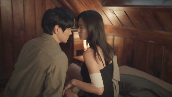 暴風圈｜全智賢姜棟元床戲肉搏長達5分鐘觀眾狠批不合理！相隔13年突破尺度之作！