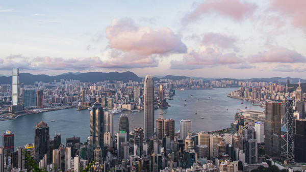 香港月入2万得个穷字？港漂叹仅够温饱 网友列3大享受反击赢深圳