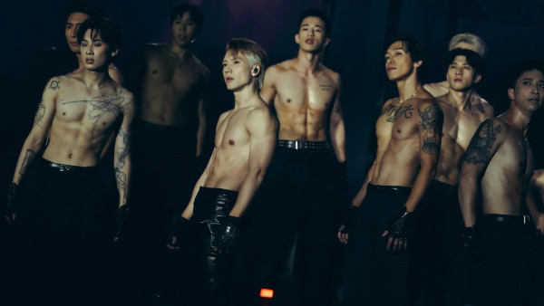 關智斌演唱會2025｜關智斌1.5米「懸空倒掛」意外撻落地 背部重摔巨響驚險一刻全曝光