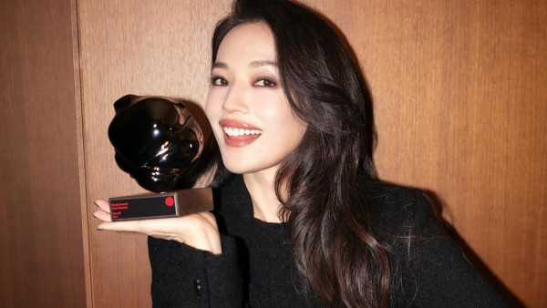 舒淇《女孩》釜山影展奪最佳導演！老公馮德倫發文放閃：又贏? 家裡無位擺啊！