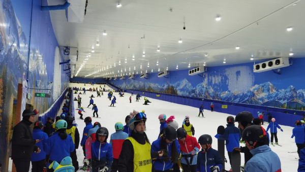 珠海新滑雪玩家評價︰萬雪匯冰雪樂園有教練教玩！票價最抵¥198任滑3小時+玩家評價